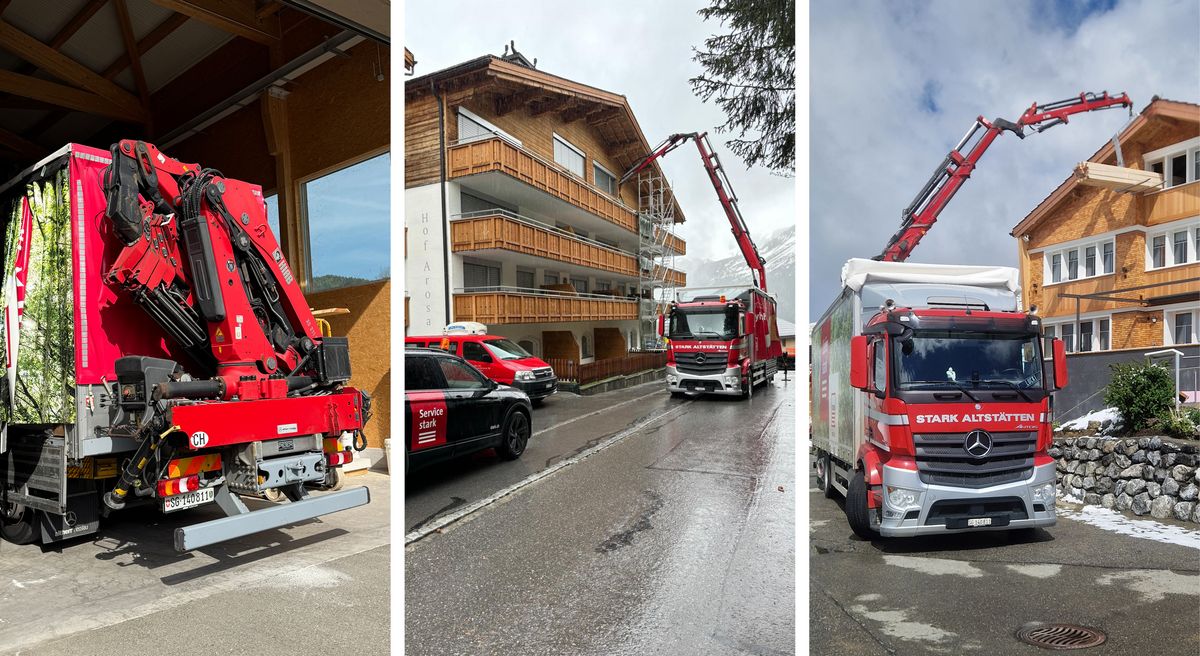 Effiziente Holzlogistik Drei Stark Altstätten LKWs mit Kränen beim Warenumschlag und Bauarbeiten vor Holzhäusern.