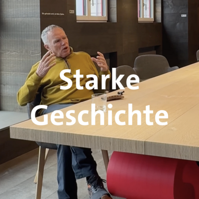 Stark AG Gespräch Person spricht in einem modernen Raum bei Stark AG Altstätten über Holzprodukte.